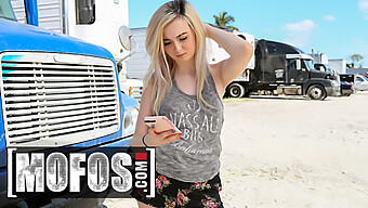 Mofos - การเผชิญหน้าอันเร่าร้อนของ Lexi Lore กับ Jesse Black