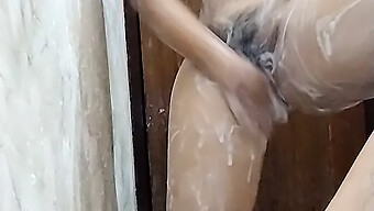 Novio Indio Folla A Su Novia Mientras Ella Está Desnuda En El Baño