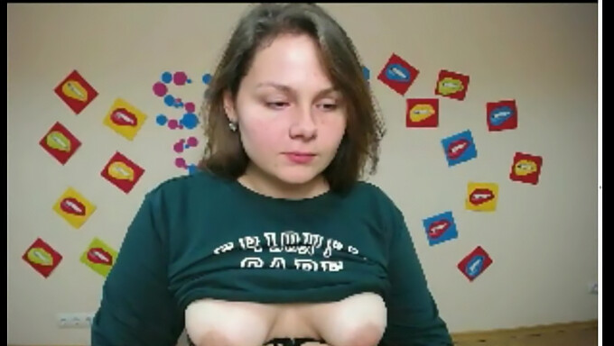 Ukrajinská Dívka Anna Odhaluje Svá Prsa V Tomto Videu