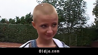 Junge Blonde Teenagerin Verwöhnt Einen Älteren Mann Oral