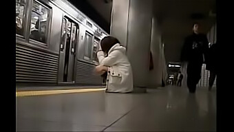 Una Dama Japonesa Manoseada En Un Tren Sin Ropa Interior