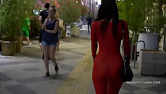 Exhibicionista Sin Bragas Muestra Sus Atributos En Público