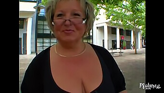 Carole May, Une Amatrice Blonde, Trouve Satisfaction Avec De Gros Seins Et Une Sodomie