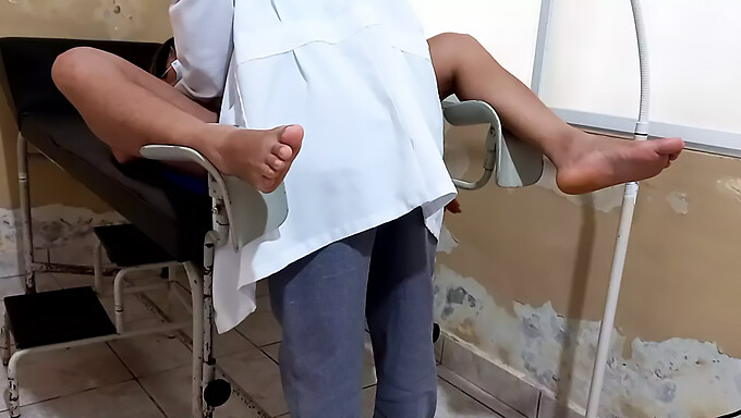 Vidéo Amateur D'Un Médecin Découvrant La Grosse Chatte D'Un Patient Lors D'Un Examen De Routine Et En Train De Coucher Avec Elle