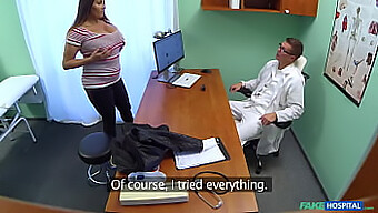 Escenas Falsas En El Hospital De Enfermeras Y Médicos Que Se Involucran En Conducta Inapropiada Con Pacientes