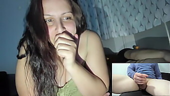 Esposa Morena Adora Ver Um Estranho Se Masturbando Na Webcam