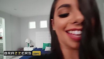 Gina Valentina Nylonruhás Lábai Érzéki Figyelmet Kapnak Ebben A Brazzers Videóban