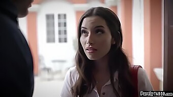 Aria Lee Faz Um Boquete Para Seu Professor Antes De Ser Dedilhada E Fodida