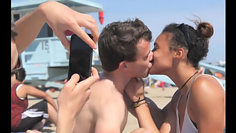 La Beauté Ébène Profite De Séances De Baiser Passionnées Avec Des Blancs Sur La Plage