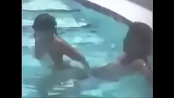 Espie Um Casal Ficando Molhado E Selvagem Na Piscina