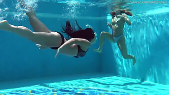 Jessica Et Lindsay S'Engagent Dans Une Activité Aquatique Nue Dans Une Piscine