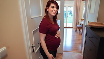 Femme Enceinte Donne Une Branlette Pour De L'Aide Financière