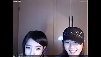 Gadis Webcam Korea Menari Dan Bermain Dengan Dirinya Sendiri Di Depan Kamera