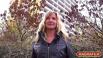 Une Milf Blonde Se Fait Baiser La Chatte Et L'Oral En Public