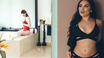 Sensuellt Spa-Möte Mellan Natalie Mars Och Gabriella Paltrova