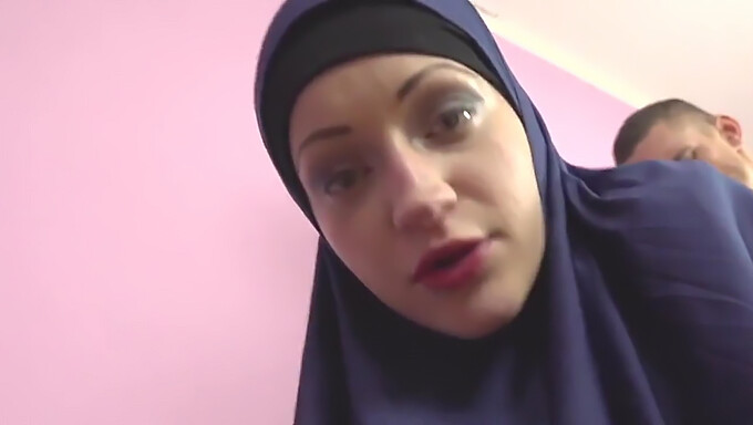 Pov Přistižené Nadržené Arabské Ženy, Která Sleduje Hardcore Porno