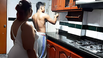 Amateurpaar Erkundet Kochen Und Sex In Der Küche