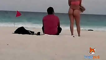 ¡mira A Esta Exhibicionista En Tanga En Bikini! ¡incita El Deseo En La Playa!