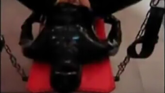 Mistress Usa Um Strapon No Escravo Látex Em Um Vídeo De Webcam Femdom