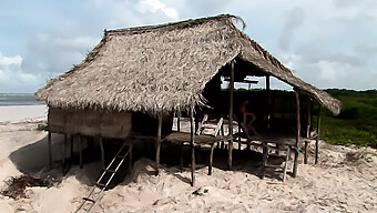 Due Coppie Devianti Si Dedicano Ad Attività Sessuali Su Un'Isola Tropicale In Una Dimora Sul Mare Fai Da Te