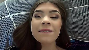 Pov En Gros Plan De L'Orgasme Intense De Winter Jade Pendant Le Sexe Amateur