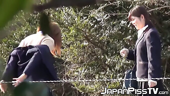 Japanische Teenager Betreiben Outdoor-Pinkeln Und Sinnliche Umarmung