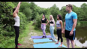 Yoga Führt Unter Freiem Himmel Zu Natürlicher Erregung