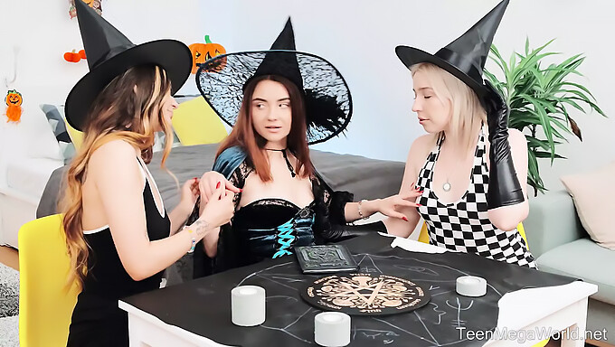 Ba Cô Gái Đồng Tính Nóng Bỏng Tóc Nâu Có Một Cuộc Tình Ba Hoang Dã Vào Ngày Halloween