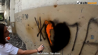 Tình Dục Ngoài Trời Của Cô Gái Nga Tóc Nâu: Graffiti Và Niềm Vui Miệng