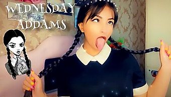 Cosplayer Tuổi Teen Wednesday Addams Thực Hiện Một Màn Deepthroat Lộn Xộn Với Bộ Ngực Và Mông To