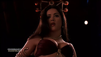 L'Allora Seducente Esibizione Di Lingerie Di Salma Hayek In Una Scena Sensuale