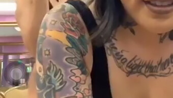 Chica Asiática Con Tatuajes Baila En Ropa Interior En Periscope Para Mujeres