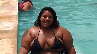 Mulher Gorda E Bonita Desfruta De Uma Festa Na Piscina Quente E Convidativa.