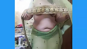 Cô Dì Desi Khoe Những Đường Cong Của Mình Trong Một Bộ Đồ Saree