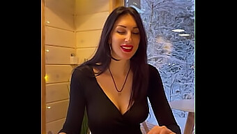 Une Superbe Milf Brune Et Son Amant Célèbrent Noël Avec Du Sexe Chaud