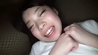 Japanse Zelfgemaakte Video Van Volslanke Amateur Met Seksspeeltjes En Cumshot