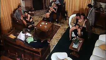 Klasik Porno Filmi Grup Seks Ve Boşalmalar Içeriyor